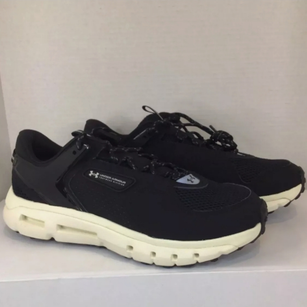 Under Armour Men's Black Running Sneakers Size 10 Like New Conditions.